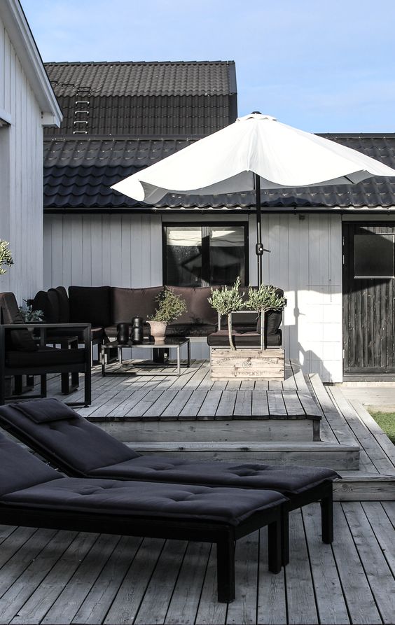 black loungers with black upholstery are a nice solution for a contemporary or Scandinavian space