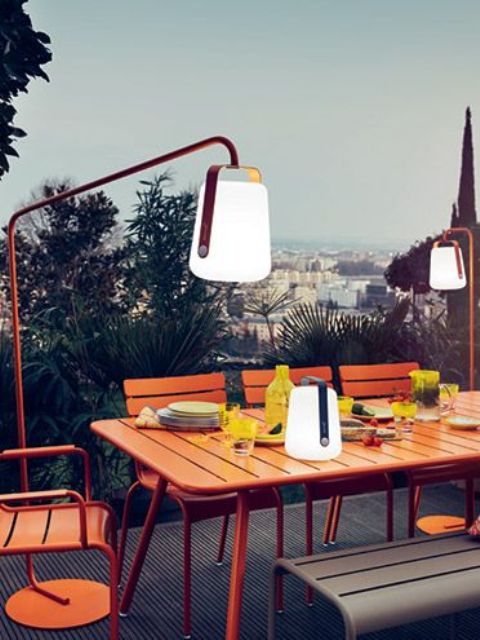 modern outdoor lamps, floor and table ones, with comfortable handles are amazing for illuminating a modern space