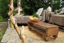 a gorgeous outdoor driftwood floor lamp with an oversized bulb is a beautiful idea for an oitdoor space and it’s easy to craft