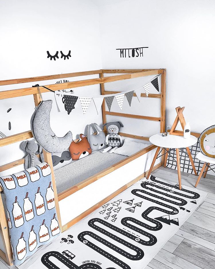 Even simple decor with stuffed animals and a black and white garland could make this bed looks stylish. (dijulya)