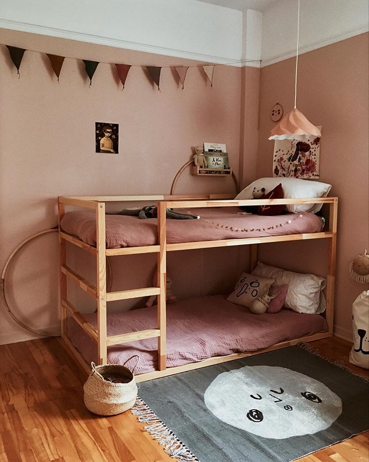 In a dusty pink shared girl's room a pink bedding set is a must. (a href="https://www.instagram.com/p/BpAuODUA-qc/">petiteslunes)