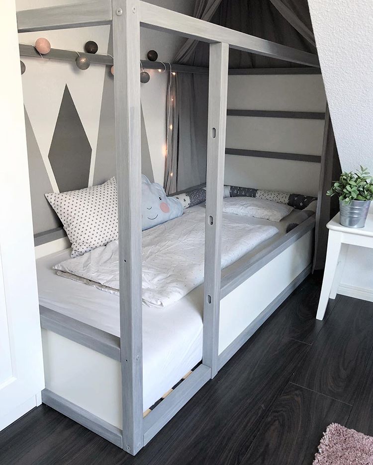 Here is a cool hack idea to turn a bunk bed into a a single one. Whitewashing wood posts is a cool idea to make the bed fit your interior. (larissaundliah)