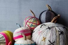 bright yarn pumpkins and neutral ones decorated with brigth fabric are easy DIYs to make for the fall