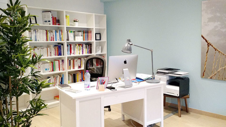 BILLY is a practical storage solution for a home office too. (Benedicte Bergot)
