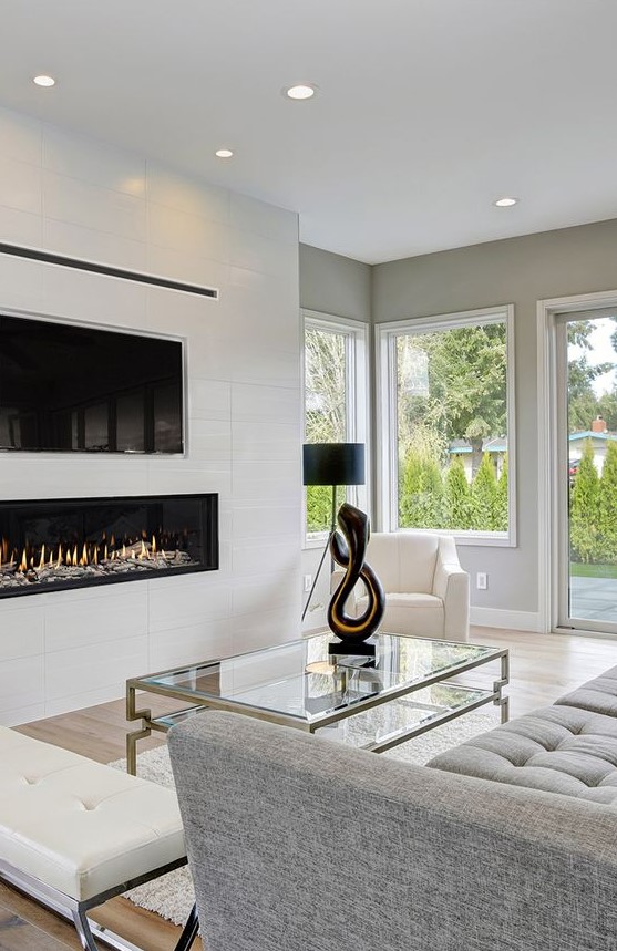 A white built in minimalist fireplace under the TV is a stylish and elegant idea that adds coziness