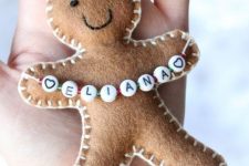 a pretty felt gingerbread man Christmas ornament with a name banner is a pretty idea to decorate a chair, use it as a place card or a gift tag