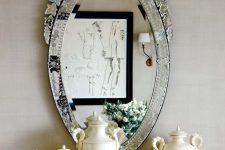 a gorgeous vintage oval mirror wiht a beautiful botanical decoration on top is amazing for a vintage space, it will add a refined touch