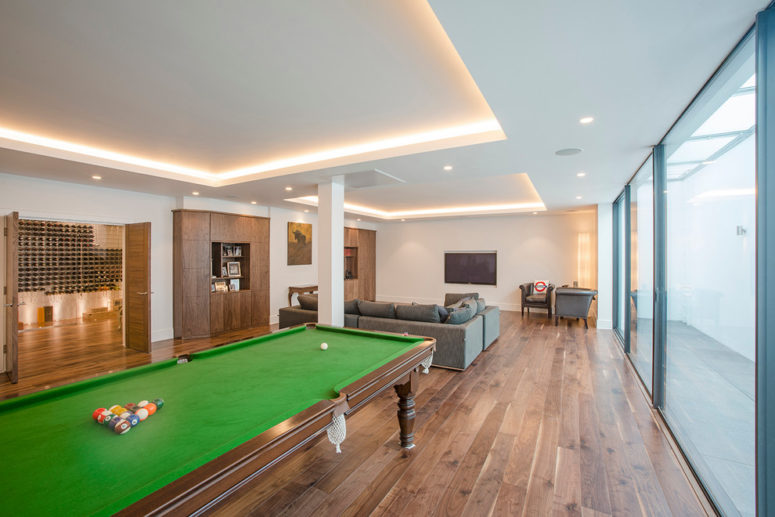 when you have a 150 sqm basement a large pool table isn't a problem (London Basement)