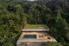 01 The jungle House is located right in the middle of the rainforest, and it has a wonderful rooftop pool