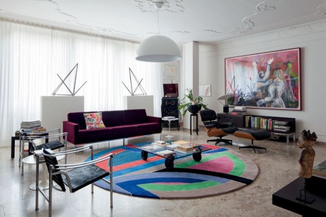 01 The living room delivers the refined taste of the owners – LC1 armchairs (1928) by Le Corbusier, Pierre Jeanneret and Charlotte Perriand, Cassina sofa (1954), Florence Knoll, and pendant Skygarden
