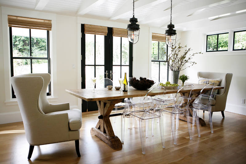 02 In the dining area a rustic farmhouse table is combines with transparent modern chairs