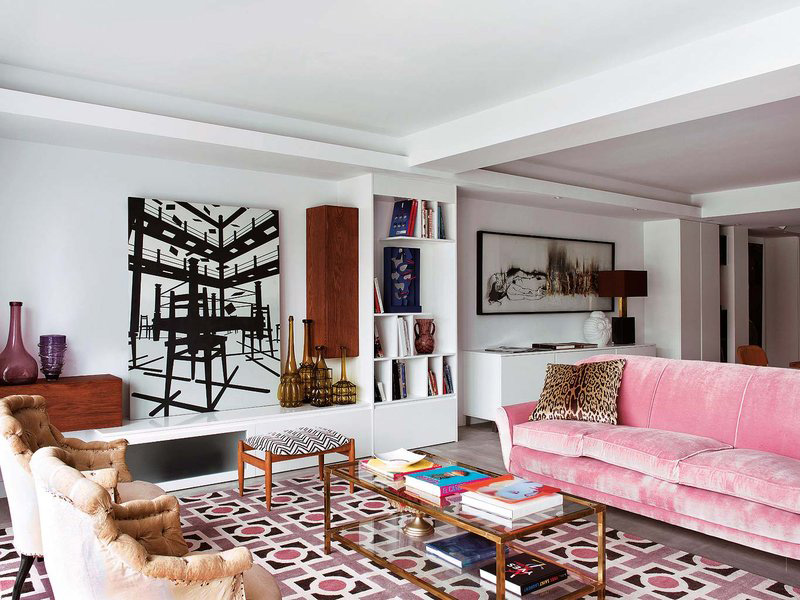 This pink sofa is an incredible idea that works here thanks to the rug that echoes it with colors