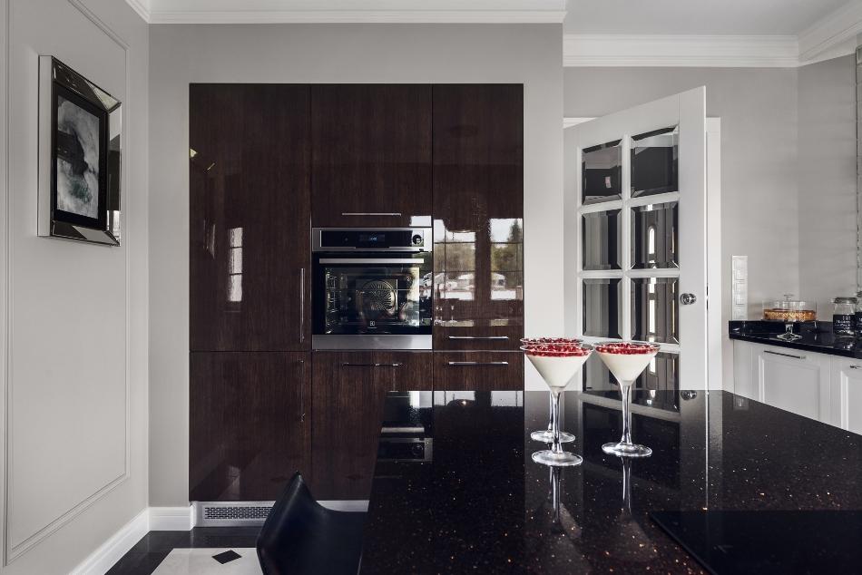 02 the ktichen is mostly decorated in white, so black countertops and dark veneer furniture make a bold statement
