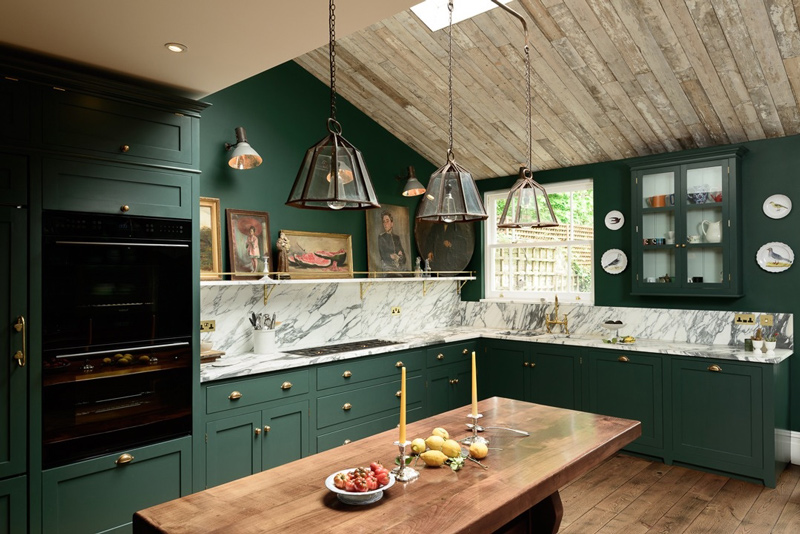 Brass touches accentuate the furniture and make the kitchen look more stylish