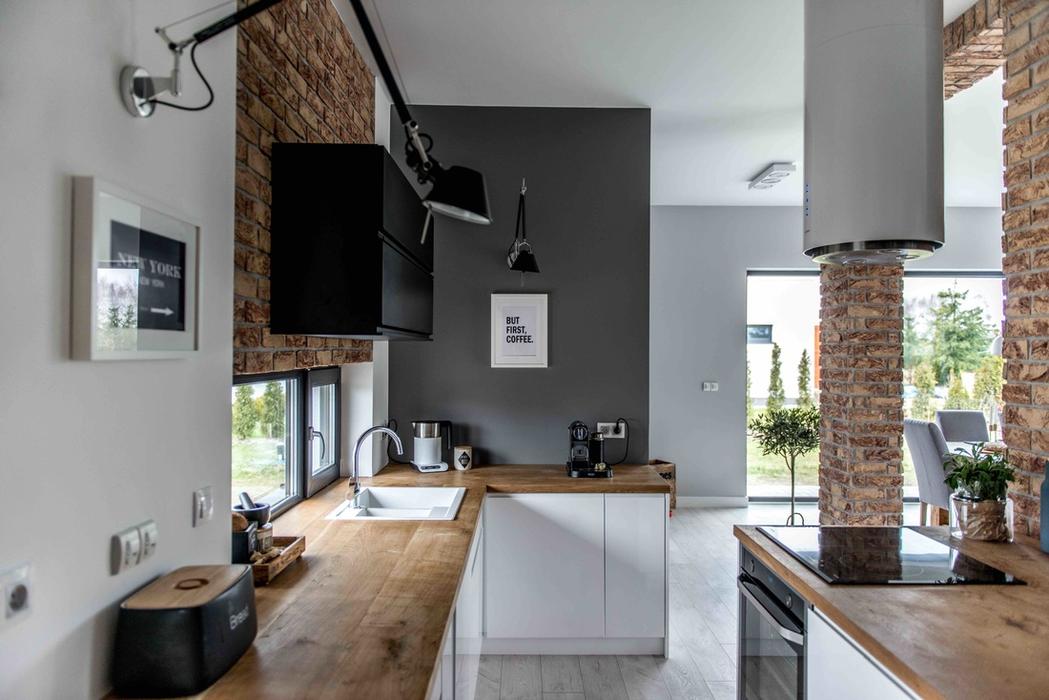 Red brick is also used for kitchen decor inside, and touches of black look good with it