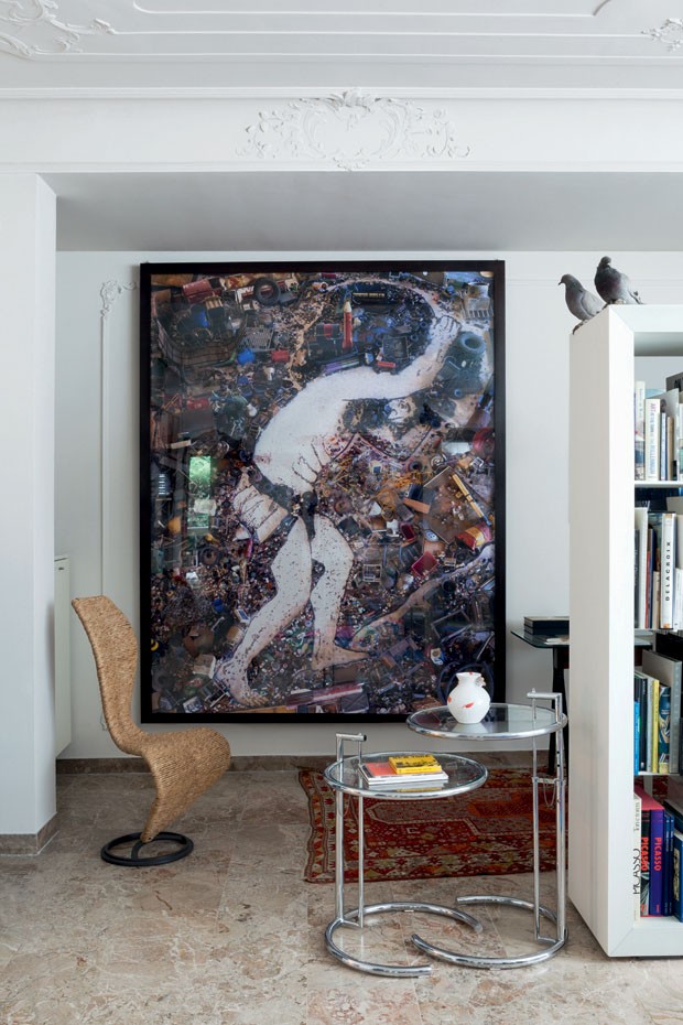 The artwork by Vik Muniz is accompanied by S-Chair (1991), Tom Dixon design for Cappellini