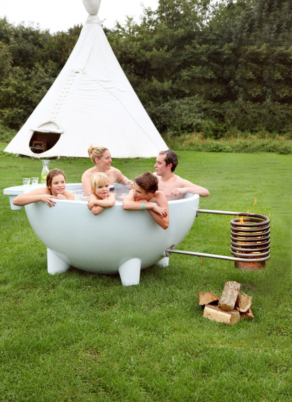 04 The bathtub can accomodate up to 4 people and even more children
