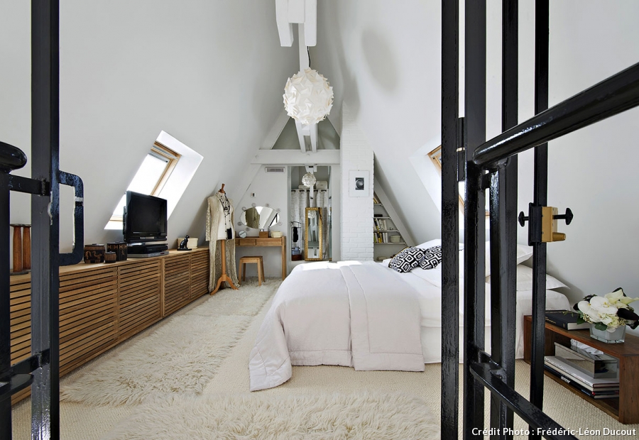 The bedroom decor was softened with the help of light colored furniture of natural wood