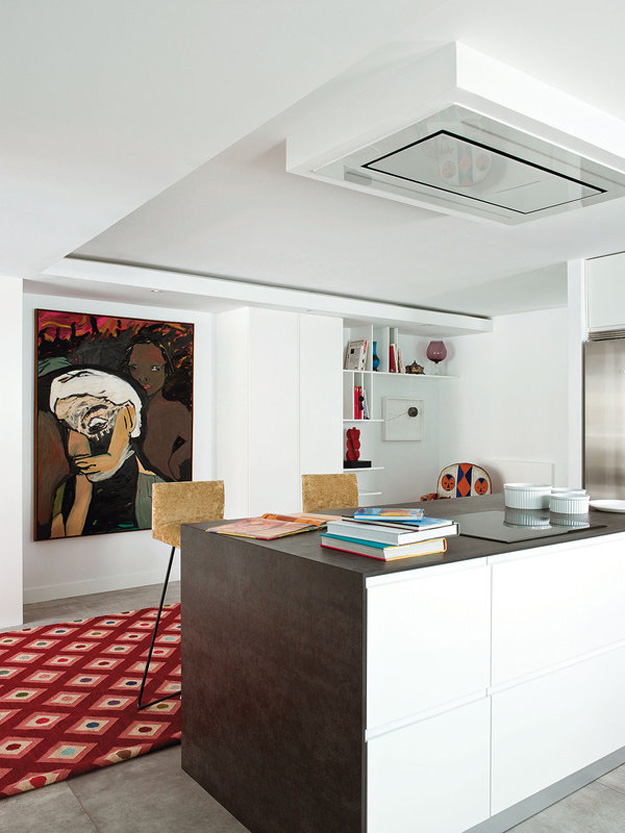 07 African art is again here, the simple kitchen decor doen’t distract attention from a bold oversized wall art