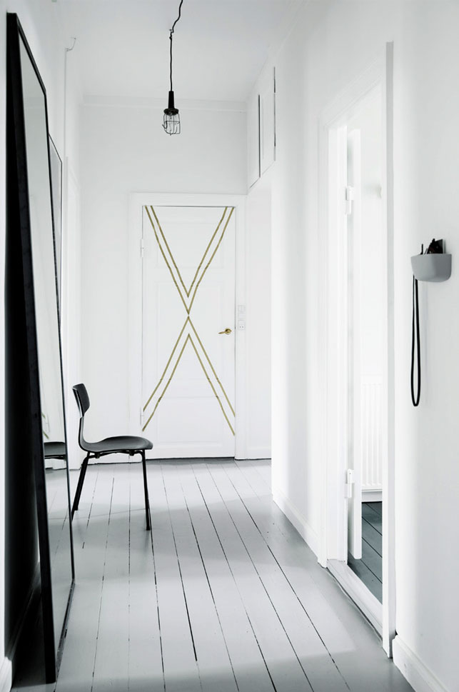 Simple whitewashed planks cover the entryway floors