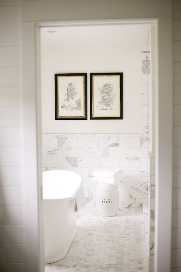 The bathroom is peaceful and quiet, with marble tiles and a free-standing bathtub