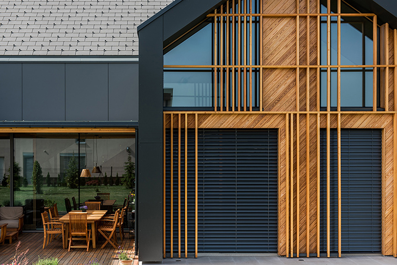 A set of wood cladding adds a geometrical composition to the facade and gives some privacy at the same time