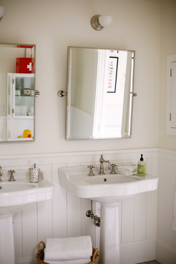 09 Pedestal sinks and medicine cabinets make the bathroom comfy