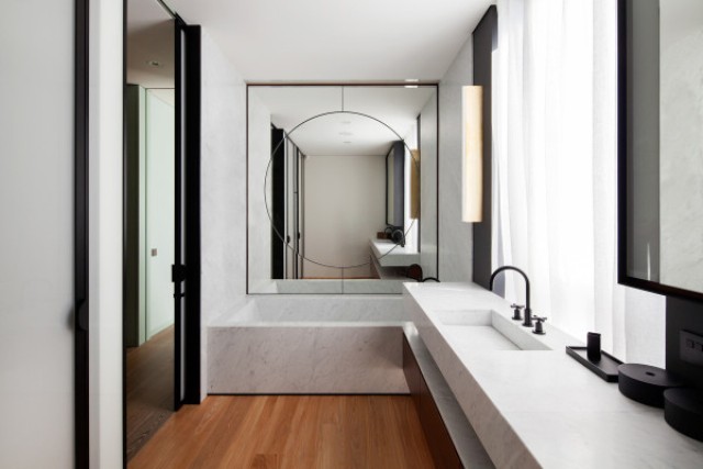 10 This bathroom is more art deco, in a stylish combo of black and white