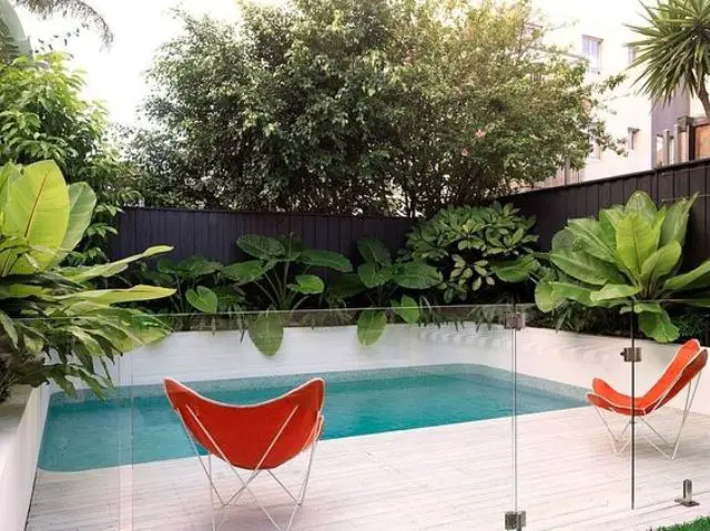 10 frameless glass fence for a modern pool