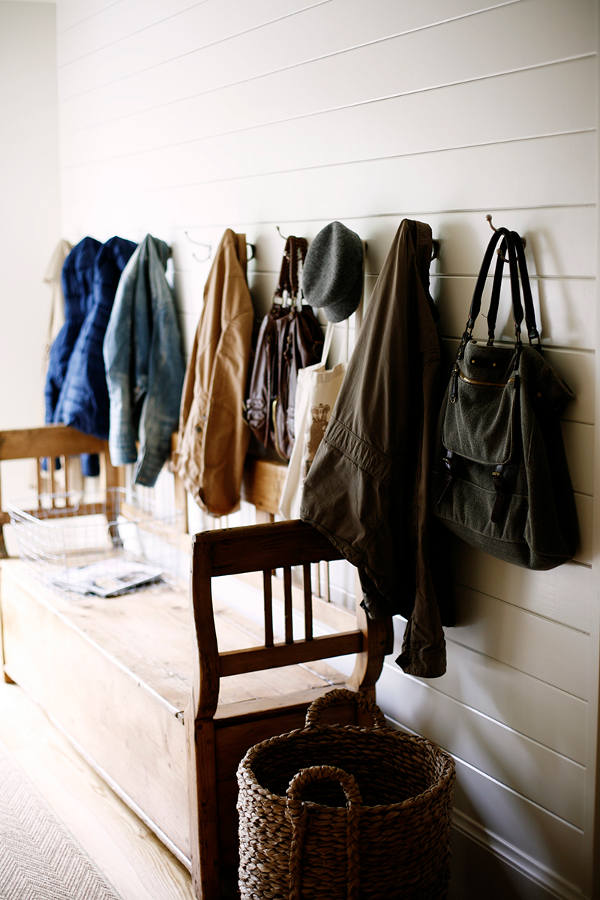 12 The simplified mudroom provides a convenient spot to drop your coat and bags after a busy day