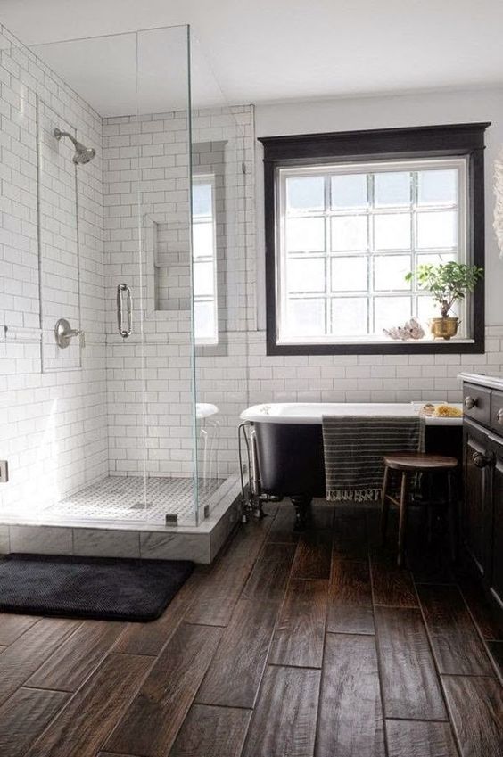 15 wood-imitating tiles for a bathroom