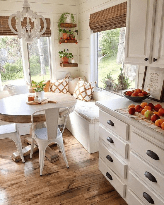 a cozy eat-in kitchen design