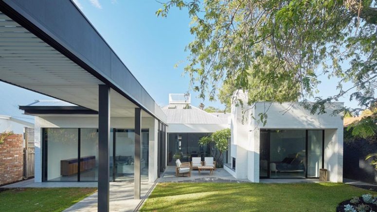 Claremont Residence is an outdoor indoor home, some spaces of which are located outdoors