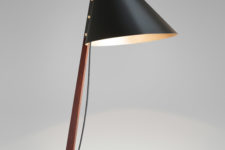 04 The lampshade features a duotone finish, matte black exterior with satin brass interior, creating an ambient feel