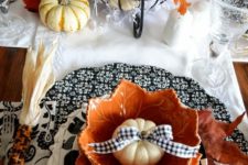 04 patterned black and white chargers, pumpkins with a black and white bow, pumpkins in a wire stand