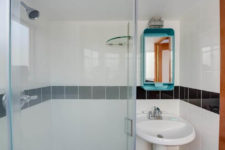 05 The bathroom has everything necessary, and here turquoise accents help to accentuate the space