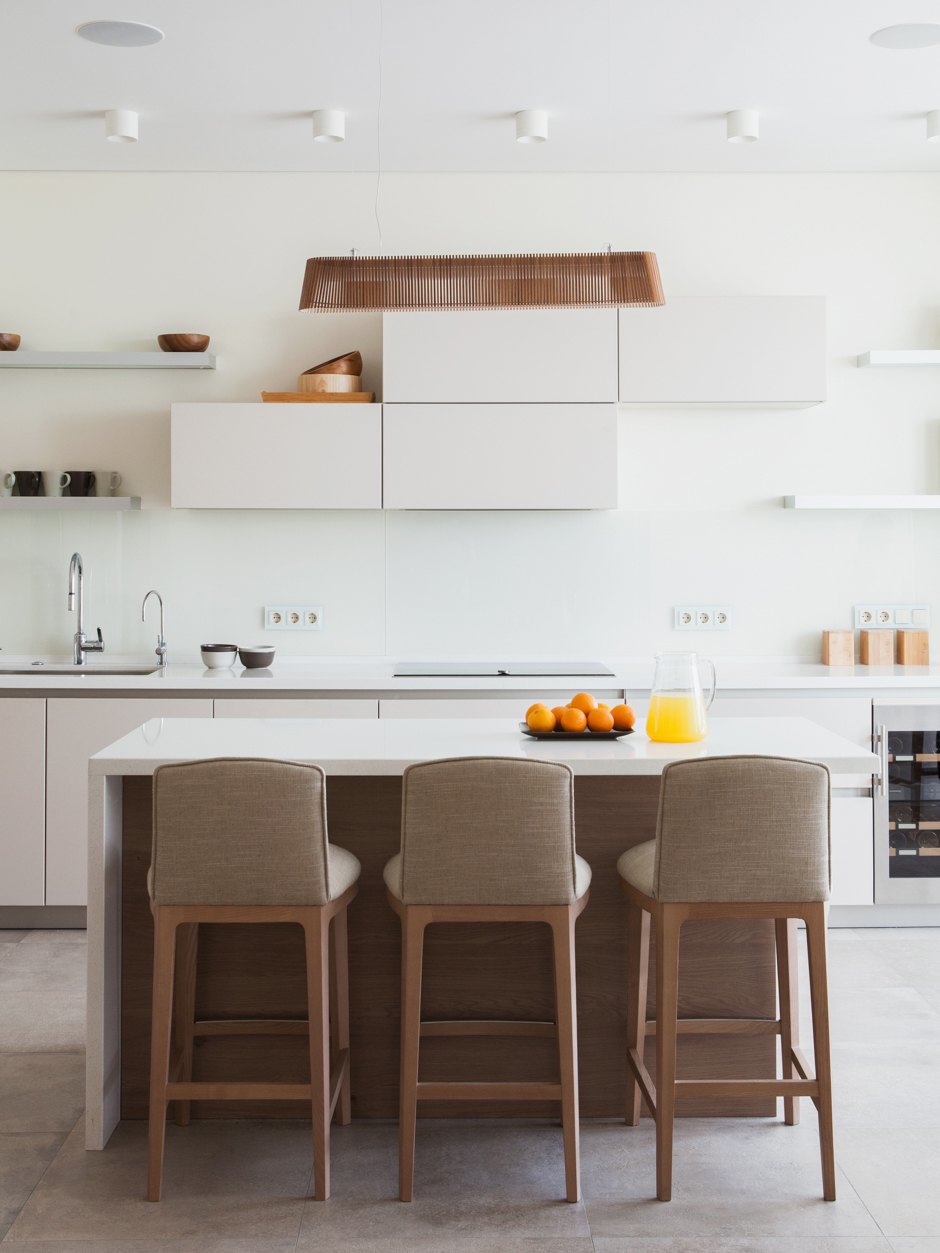The kitchen is minimalist white, the surfaces are clean and sleek, just like in Japan