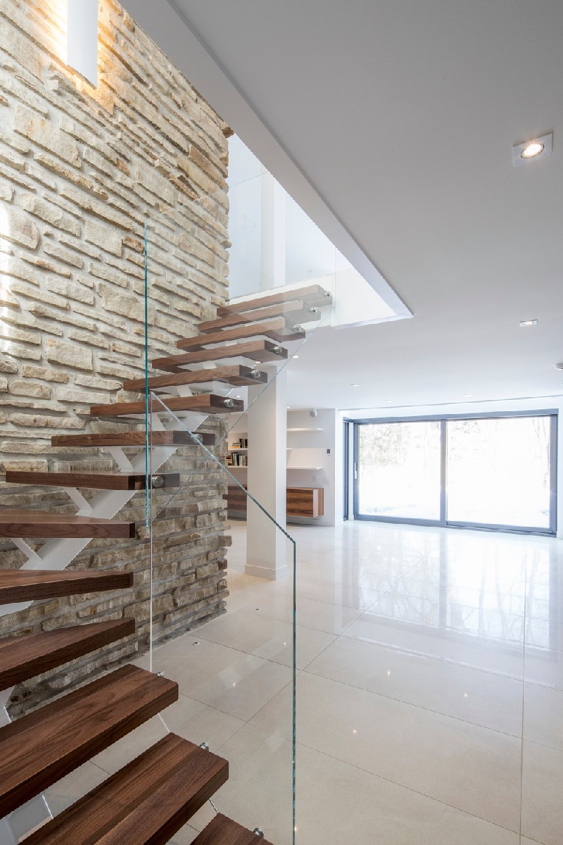 12 I totally love this faux stone wall that makes a statement in the clean white spaces