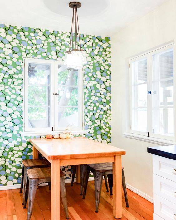 Fun printed wallpaper sets up a mood in this breakfast nook
