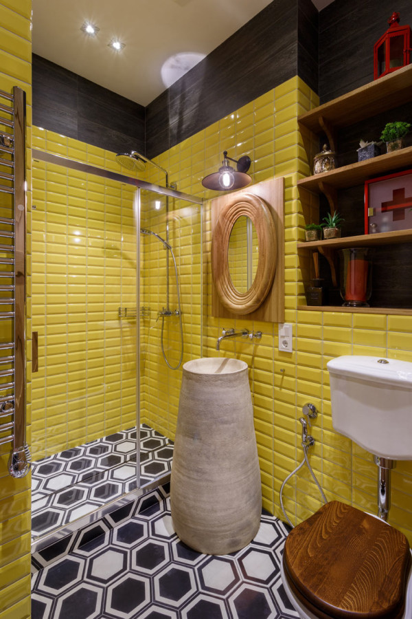 The second bathroom strikes with sunny yellow and wooden decorations