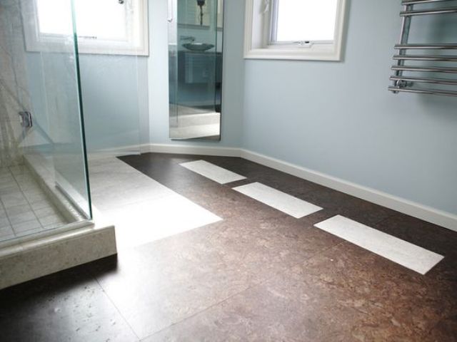 dark cork floors for a contrast with a light bathroom