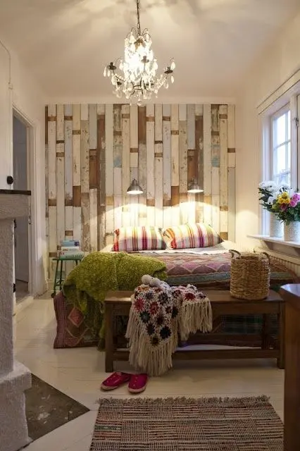 shabby pallet wall for a boho chic bedroom