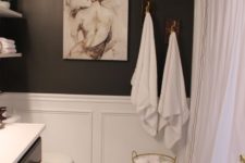 25 marble tiles, black walls and white wainscoting for a refined bathroom