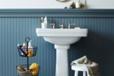 27 traditional wood panelling in blue for a vintage-styled bathroom