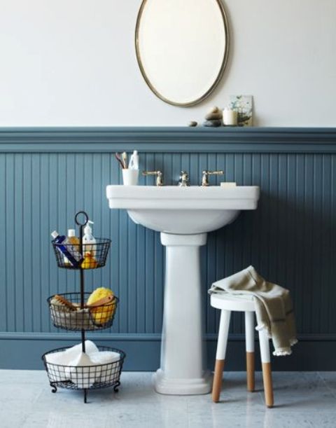 Traditional wood panelling in blue for a vintage styled bathroom