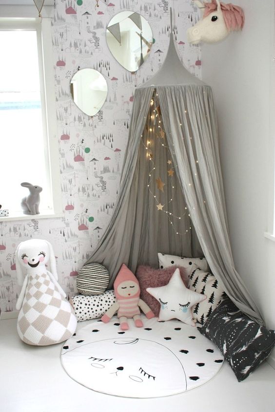 29 little play nook with a teepee and favorite toys
