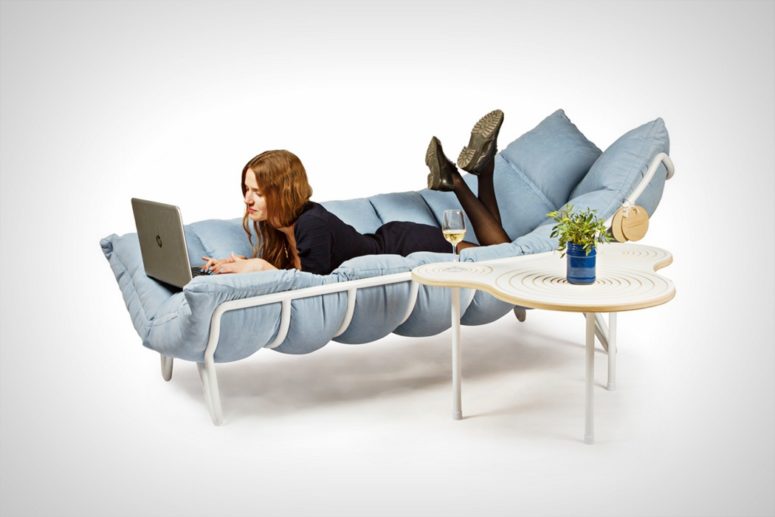 The piece is ideal for relaxing, lying on it, reading and surfing in the internet