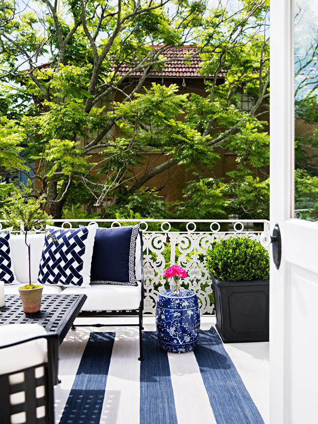The terrace was decorated in navy and white, with a blue table that echoes with vases inside
