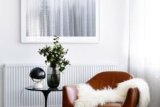 07 Leather, fur and carpet floors give a textural look to the room