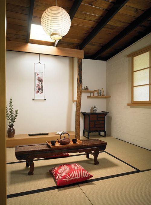 buttermlik tatami floors and white walls make a perfect backdrop for this Japanese room